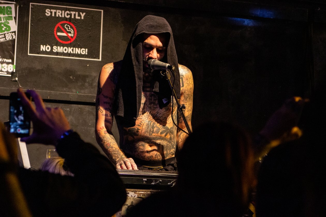 Fever 333 – D333monstration im ausverkauften Berliner Kult-Club SO36! – Jason auf Ausflug im Publikum.
