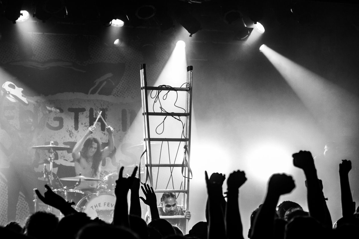 Fever 333 – D333monstration im ausverkauften Berliner Kult-Club SO36! – Mittendrin: Drummer Aric Improta.