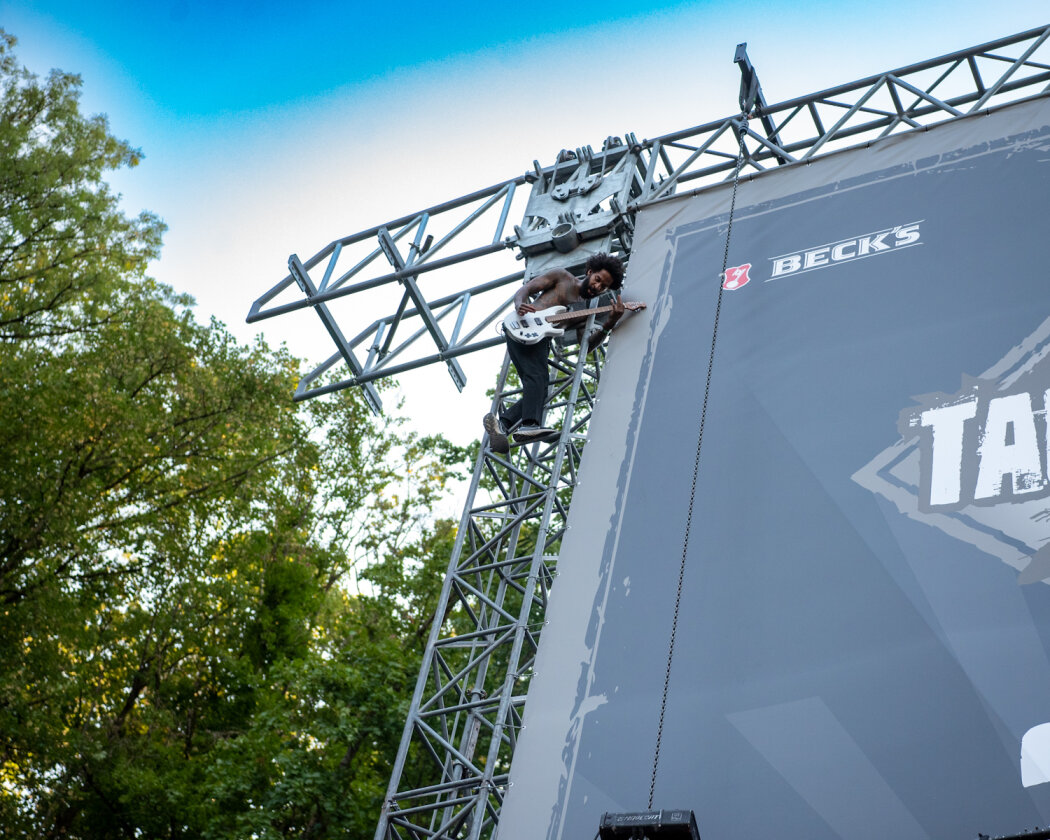 Fever 333 fegten wie Derwische über die Bühne. Ein Gig, von dem man auf der Eiswiese wohl noch lange erzählen wird. – Fever 333.