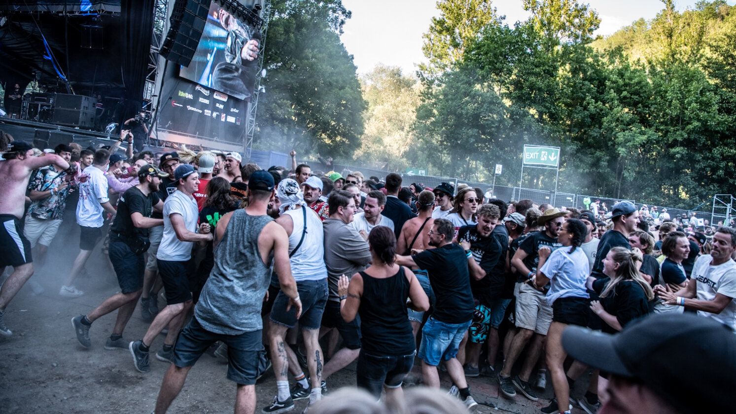 Fever 333 fegten wie Derwische über die Bühne. Ein Gig, von dem man auf der Eiswiese wohl noch lange erzählen wird. – Die crazy Crowd!