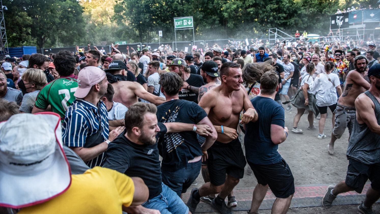 Fever 333 fegten wie Derwische über die Bühne. Ein Gig, von dem man auf der Eiswiese wohl noch lange erzählen wird. – Die Crowd