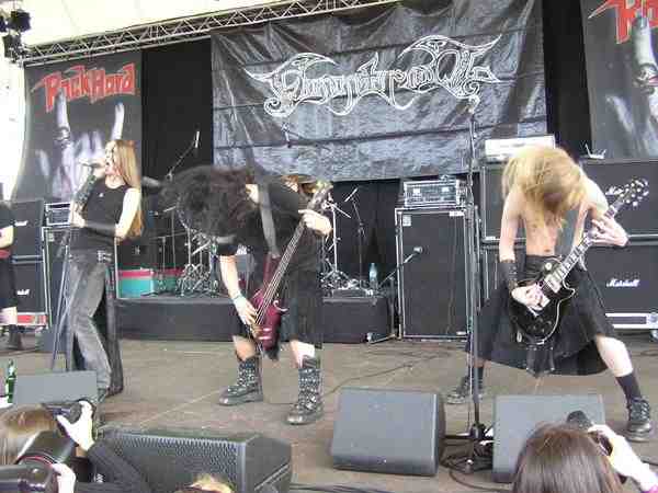Bei Finntroll steht die komplette Verwandtschaft von Vetter It auf der Bühne. – 