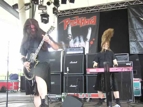 Bei Finntroll steht die komplette Verwandtschaft von Vetter It auf der Bühne. – 