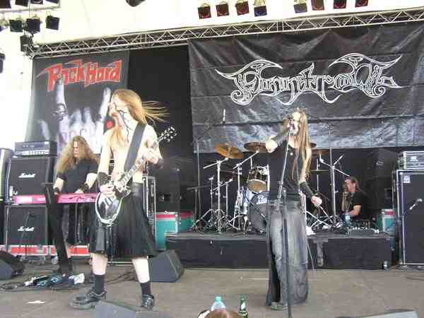 Bei Finntroll steht die komplette Verwandtschaft von Vetter It auf der Bühne. – 