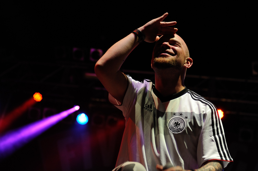 Five Finger Death Punch – Raise your fist in the air! – Fronter Ivan in Berlin.
