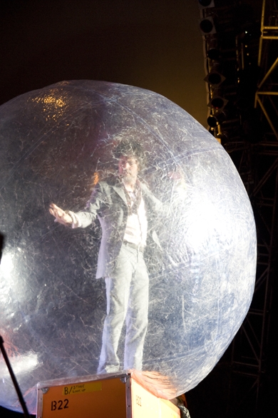 Flaming Lips – Sänger Wayne Coyne schwebt über das Publikum. – "Guguck. Ich bin vom Mars."