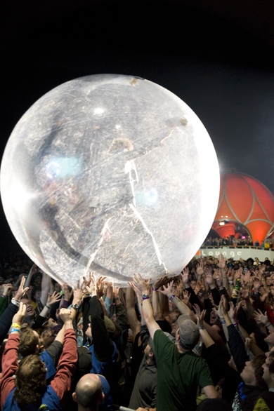 Flaming Lips – Sänger Wayne Coyne schwebt über das Publikum. – Lasst ihn schweben.