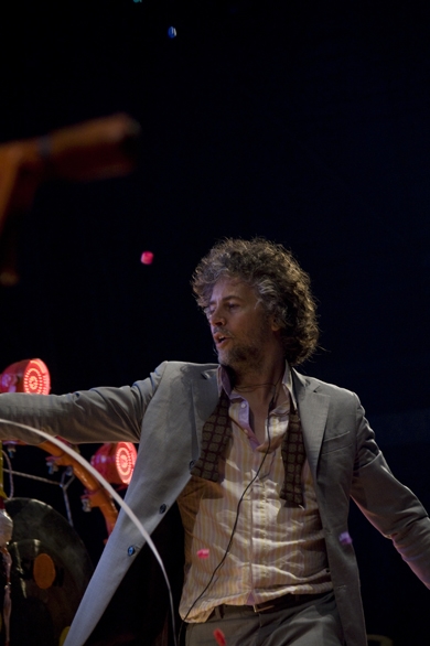 Flaming Lips – Sänger Wayne Coyne schwebt über das Publikum. – Showman Wayne Coyne.