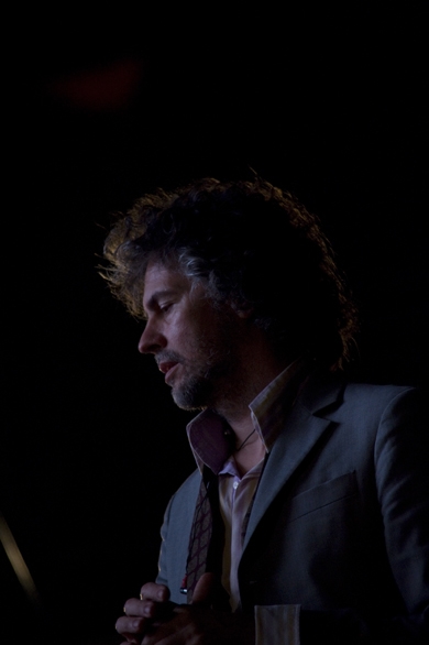 Flaming Lips – Sänger Wayne Coyne schwebt über das Publikum. – Ein verträumter Coyne.