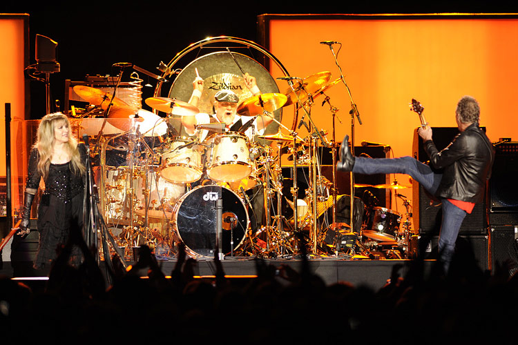 Die Westcoast-Rocker in Oberhausen: Fleetwood Mac live – Stevie Nicks am Mikrofon ...