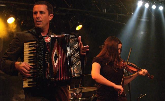 Am See huldigten Flogging Molly ihrer anderen großen Leidenschaft: der Musik. – 
