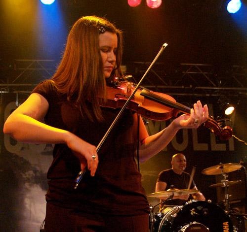 Am See huldigten Flogging Molly ihrer anderen großen Leidenschaft: der Musik. – 