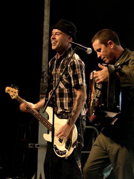 Am See huldigten Flogging Molly ihrer anderen großen Leidenschaft: der Musik. – 