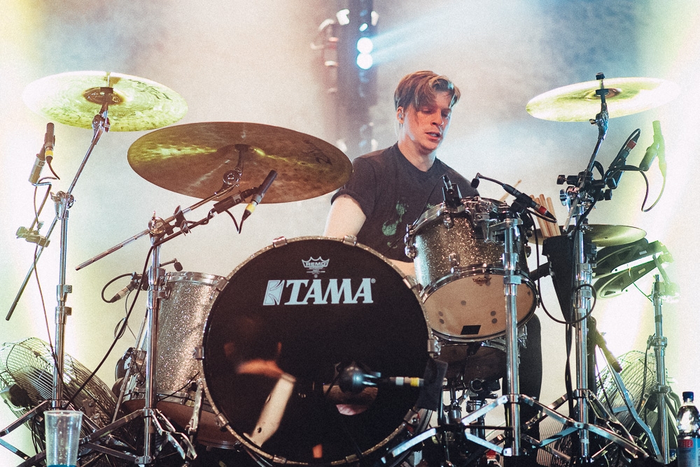 Foals – Mit solchen Platten im Gepäck wird jede Show zum Heimspiel. – Jack Bevan.