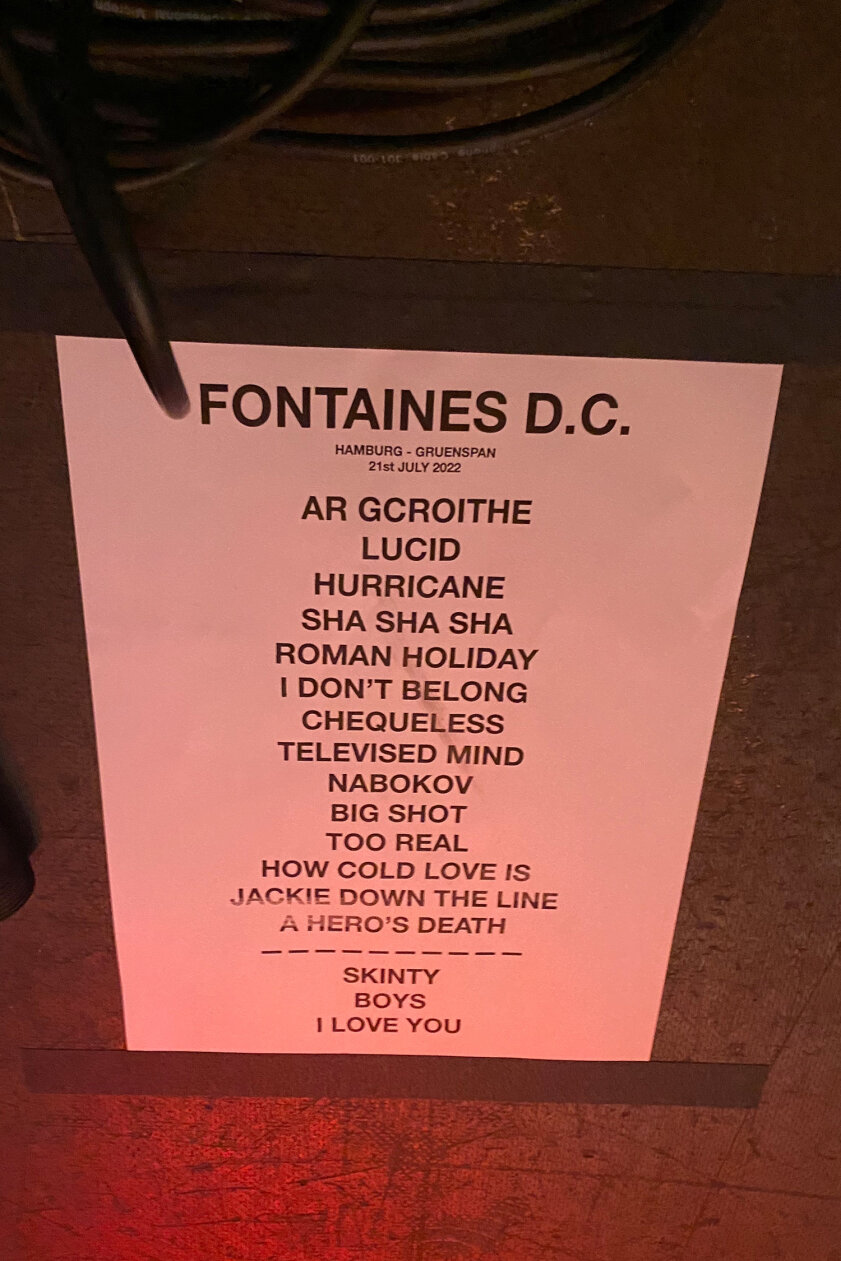 Rappelvoll und 100 Prozent Luftfeuchtigkeit: Fontaines D.C. in Hamburg. – Aber dann gehts los.
