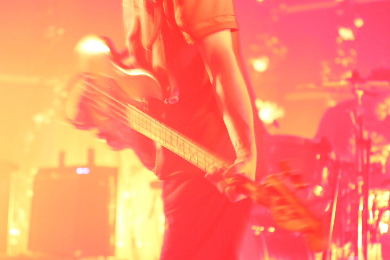 Rappelvoll und 100 Prozent Luftfeuchtigkeit: Fontaines D.C. in Hamburg. – Conor Deegan III am Bass.