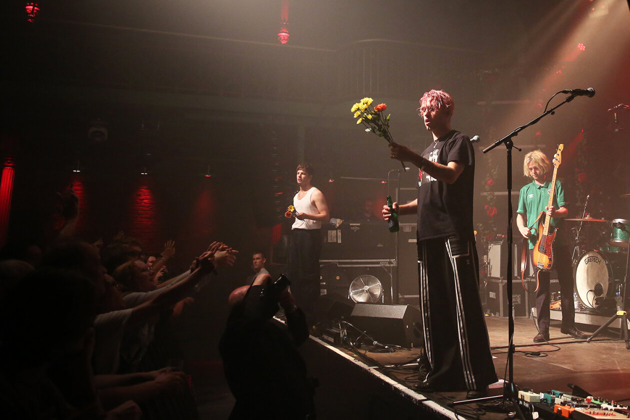 Rappelvoll und 100 Prozent Luftfeuchtigkeit: Fontaines D.C. in Hamburg. – Vor dem Konzert ...