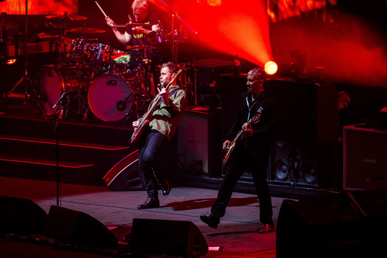 Foo Fighters – Foo Fighters.