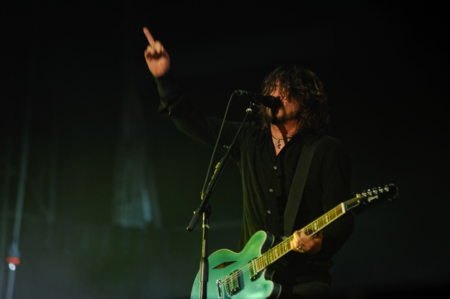 Foo Fighters – In Neuhausen ob Eck fegten Dave Grohl und Co. das schlechte Wetter hinweg. – Party gegen den Regen.