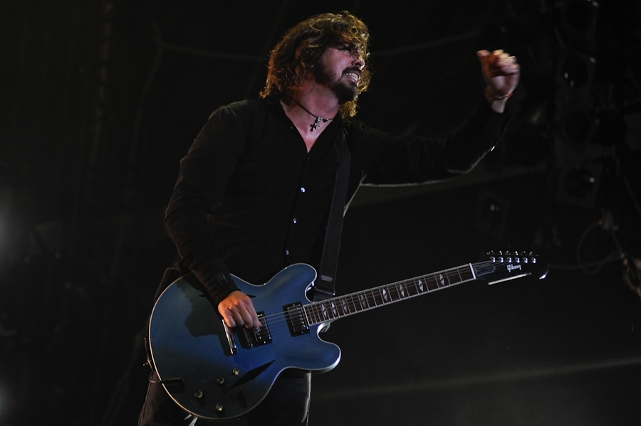Foo Fighters – In Neuhausen ob Eck fegten Dave Grohl und Co. das schlechte Wetter hinweg. – Da kümmert die Fans kein Tröpfchen.