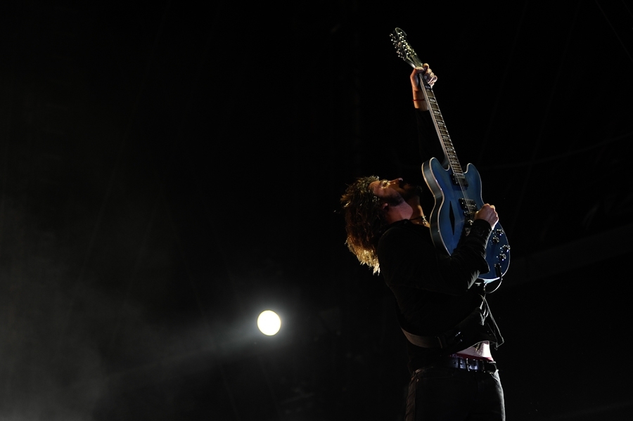 Foo Fighters – In Neuhausen ob Eck fegten Dave Grohl und Co. das schlechte Wetter hinweg. – Dave Grohl in operation.