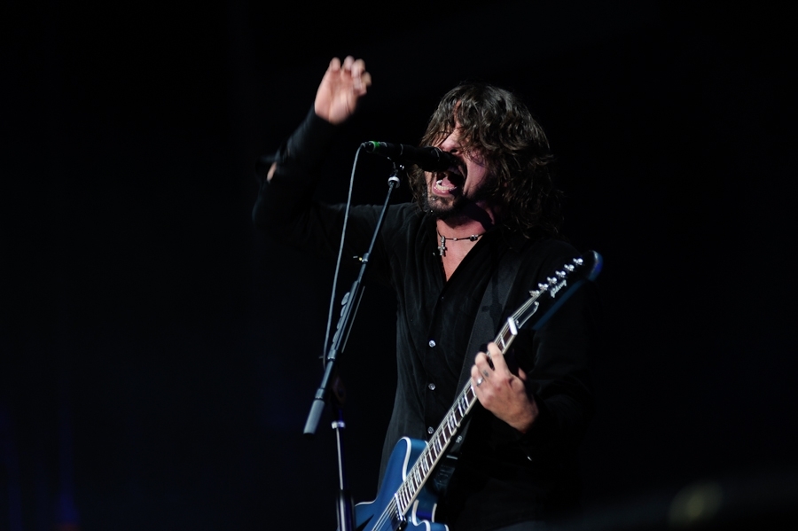 Foo Fighters – In Neuhausen ob Eck fegten Dave Grohl und Co. das schlechte Wetter hinweg. – Grohl kriegt sie alle.
