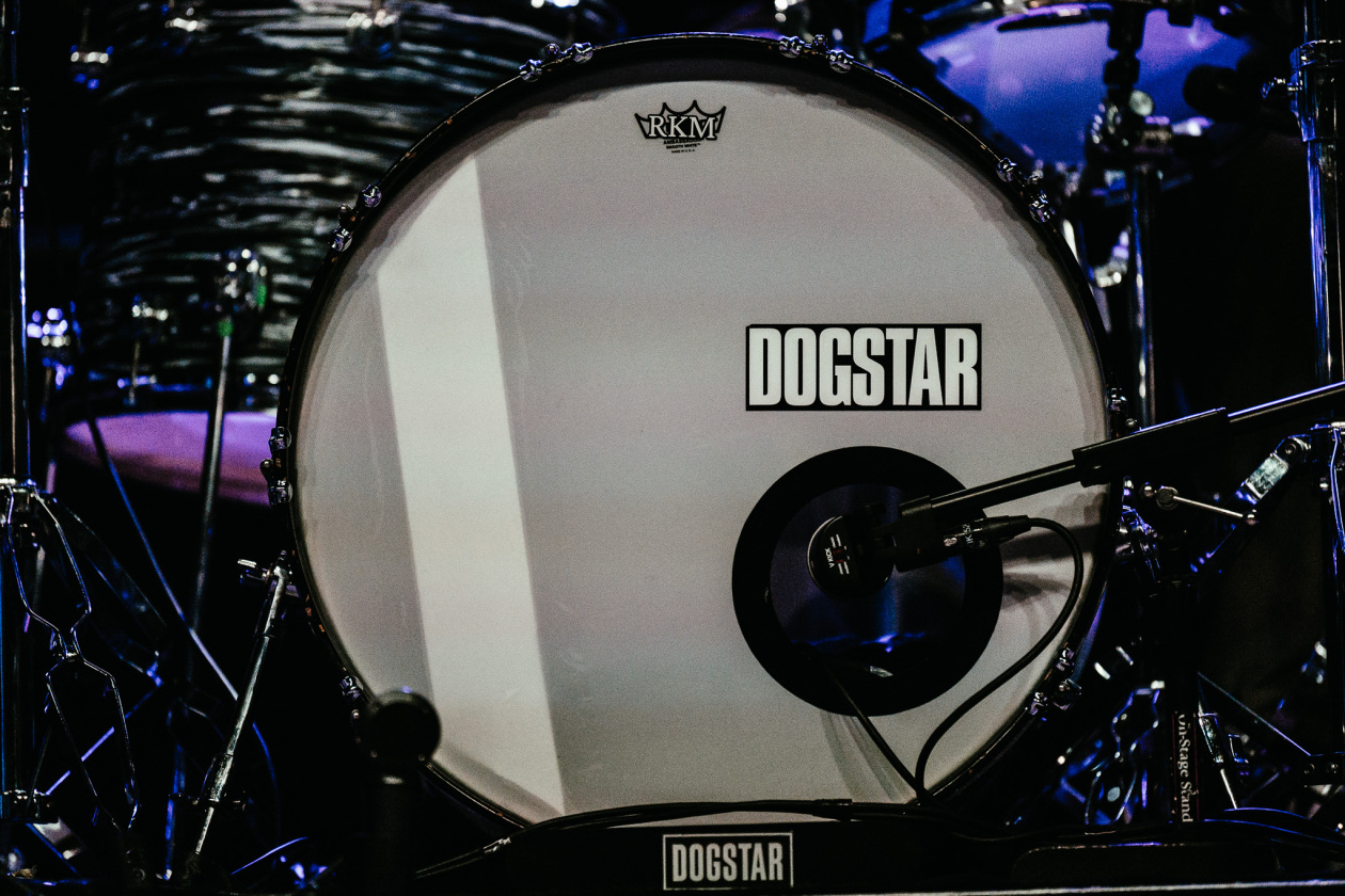 Hollywood-Star Keanu Reeves und Band auf Europatour. – Dogstar.
