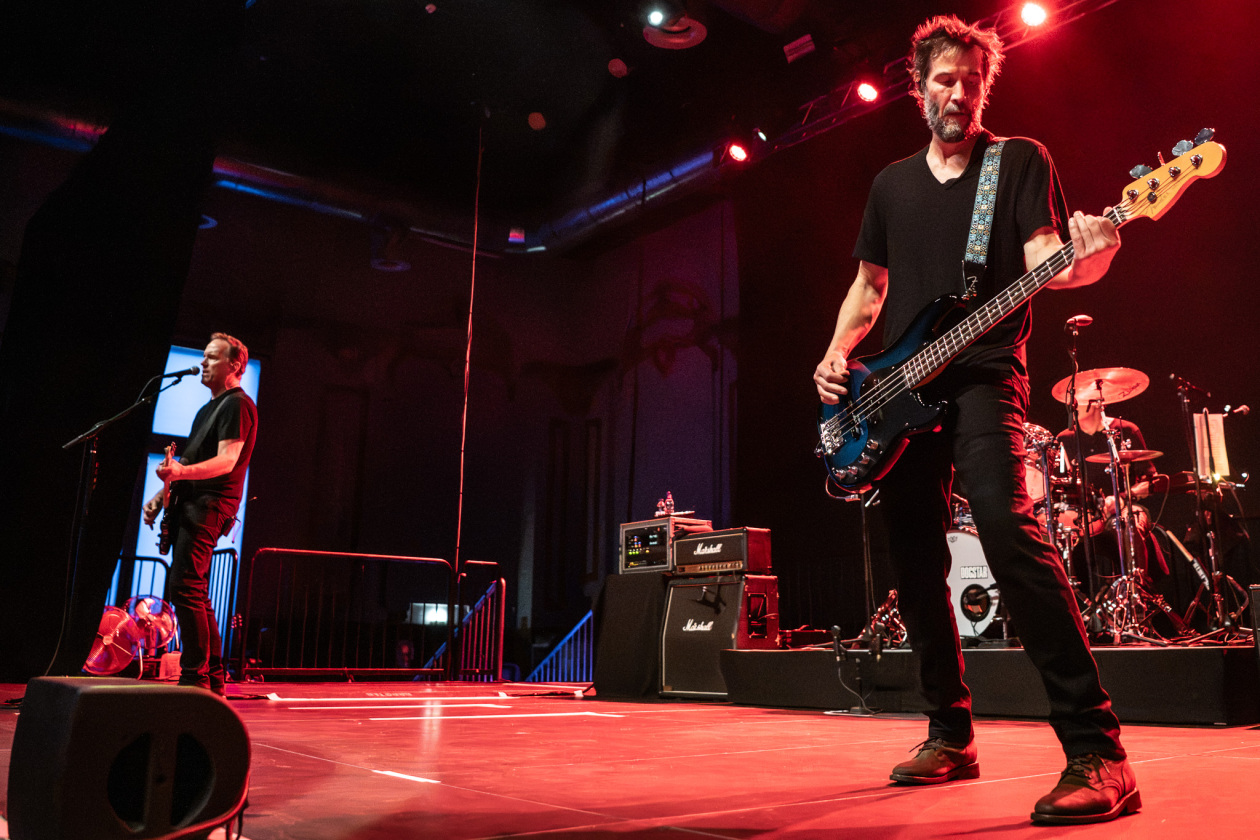 Hollywood-Star Keanu Reeves und Band auf Europatour. – Dostar.