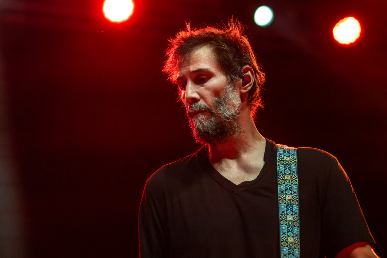 Hollywood-Star Keanu Reeves und Band auf Europatour. – Keanu Reeves.