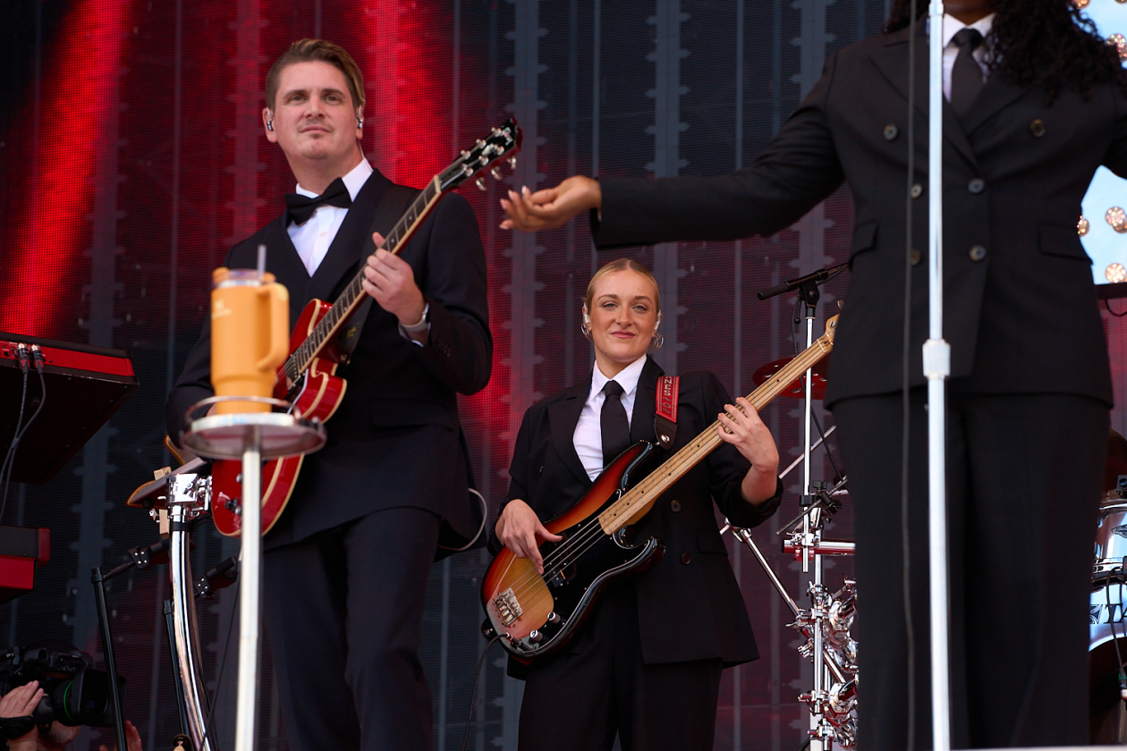 Benson Boone, Raye, Juli, Mother Mother etc. on stage. – Die ...