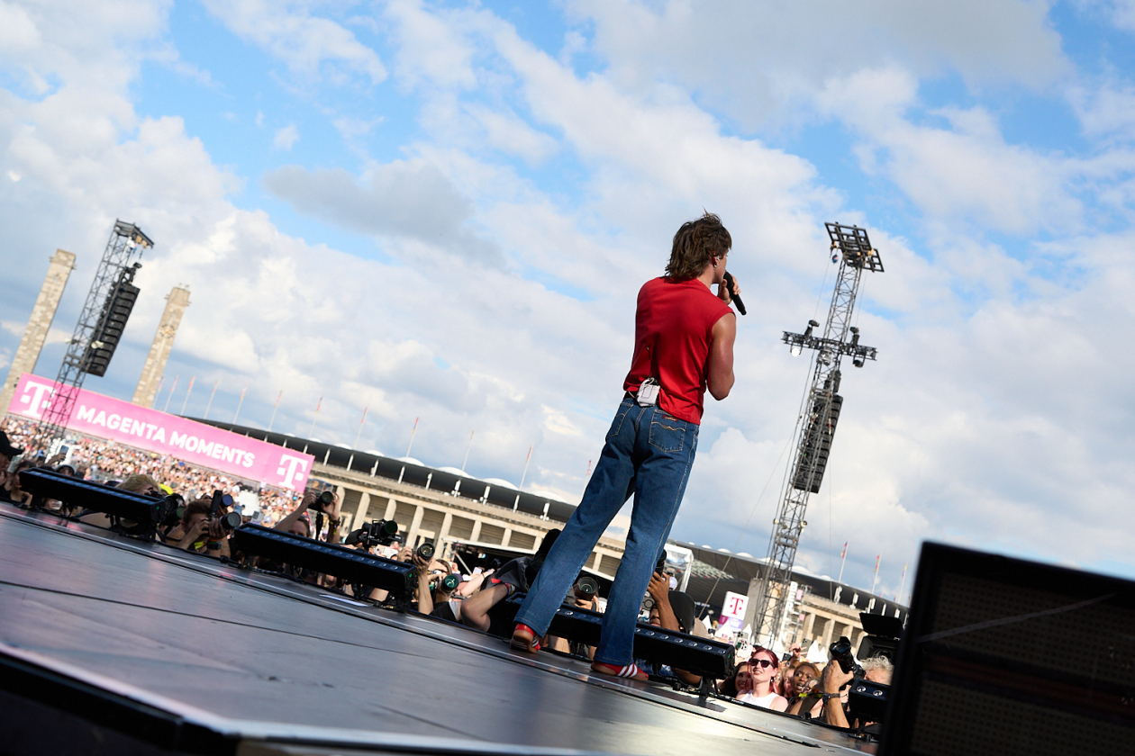 Benson Boone, Raye, Juli, Mother Mother etc. on stage. – Benson Boone.