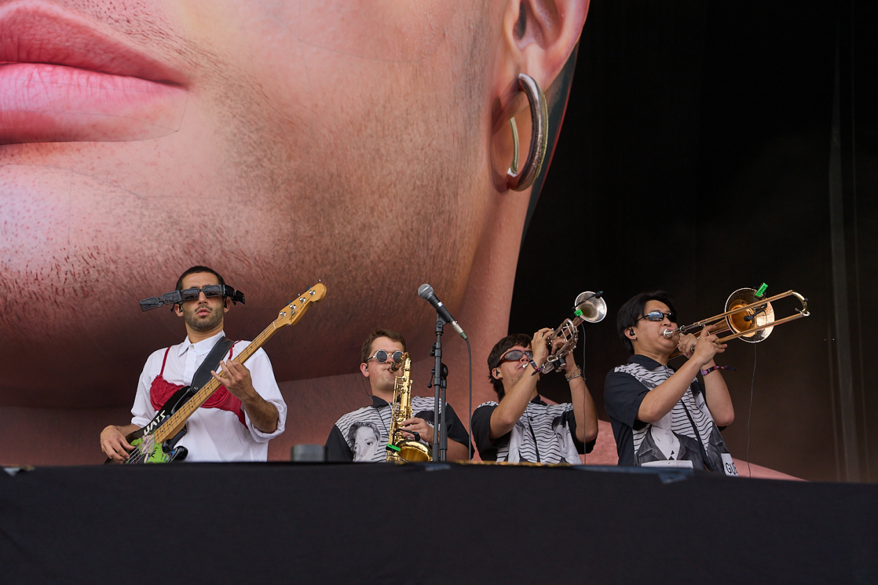 Benson Boone, Raye, Juli, Mother Mother etc. on stage. – Ca7riel & Paco Amoroso.
