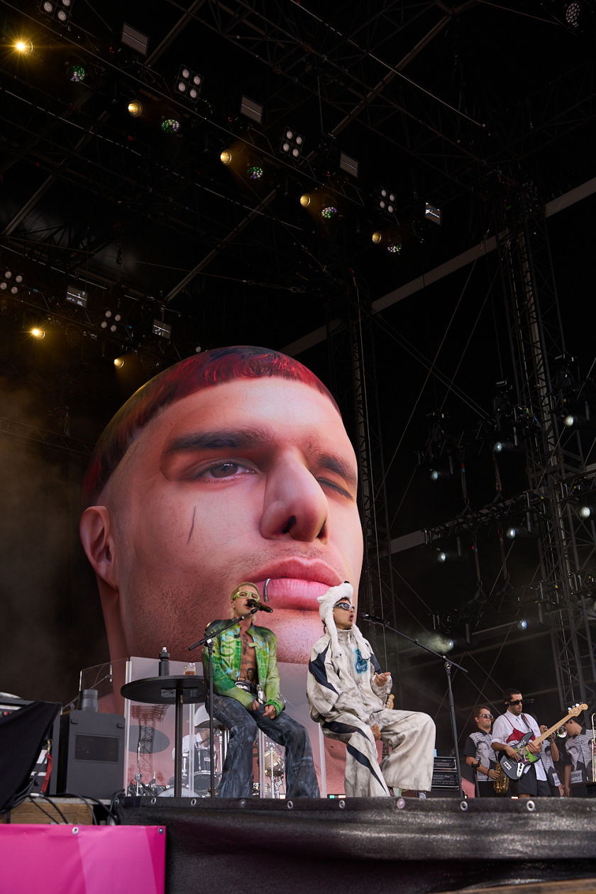 Benson Boone, Raye, Juli, Mother Mother etc. on stage. – Ca7riel & Paco Amoroso.