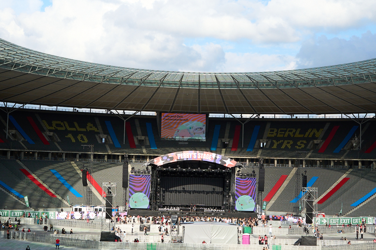 Benson Boone, Raye, Juli, Mother Mother etc. on stage. – Im Stadion.