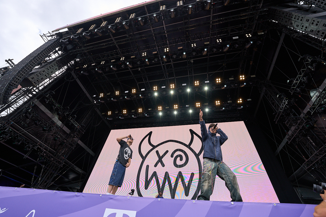 Benson Boone, Raye, Juli, Mother Mother etc. on stage. – Joey Valence & Brae.