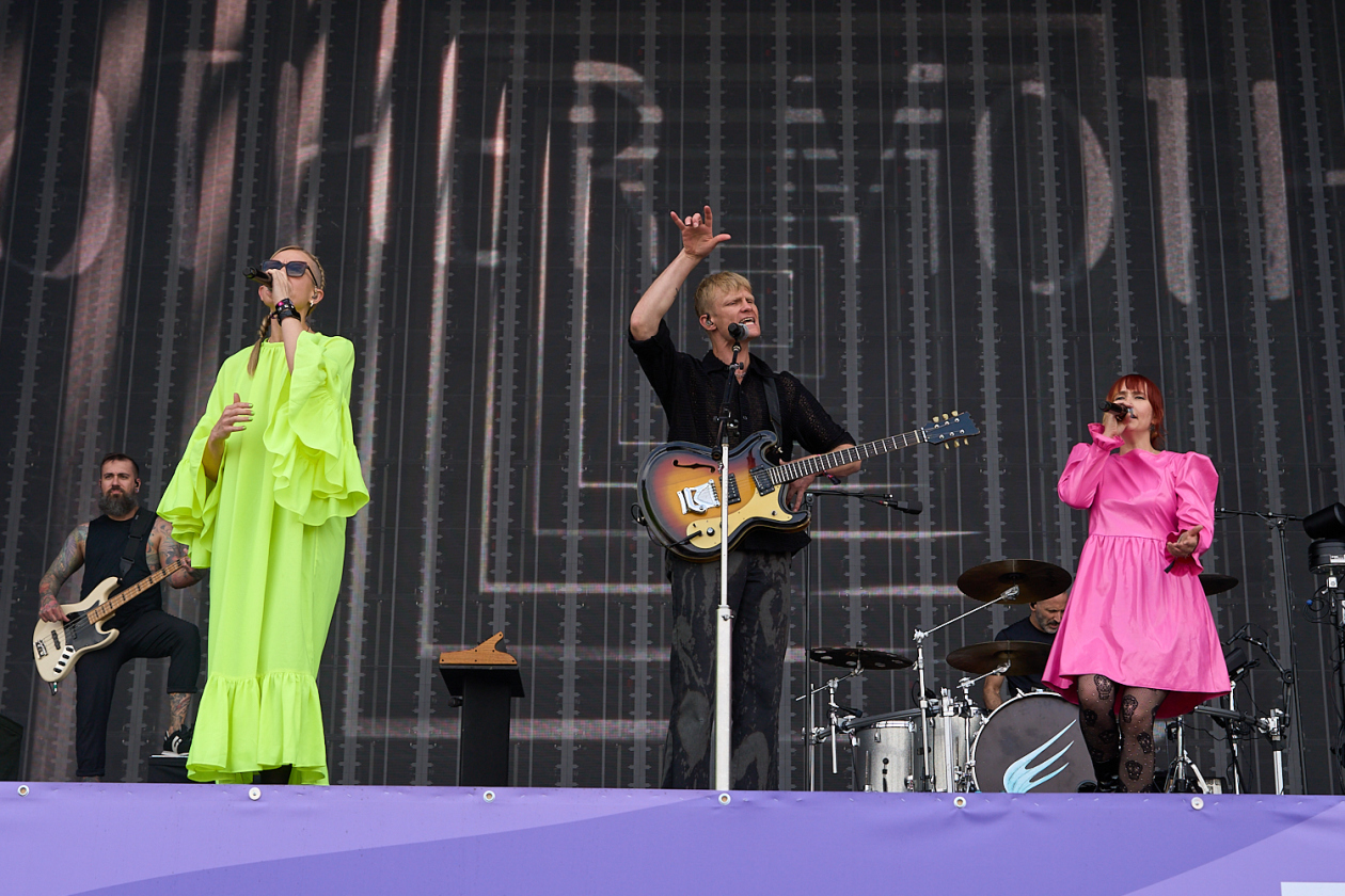 Benson Boone, Raye, Juli, Mother Mother etc. on stage. – Mother Mother.