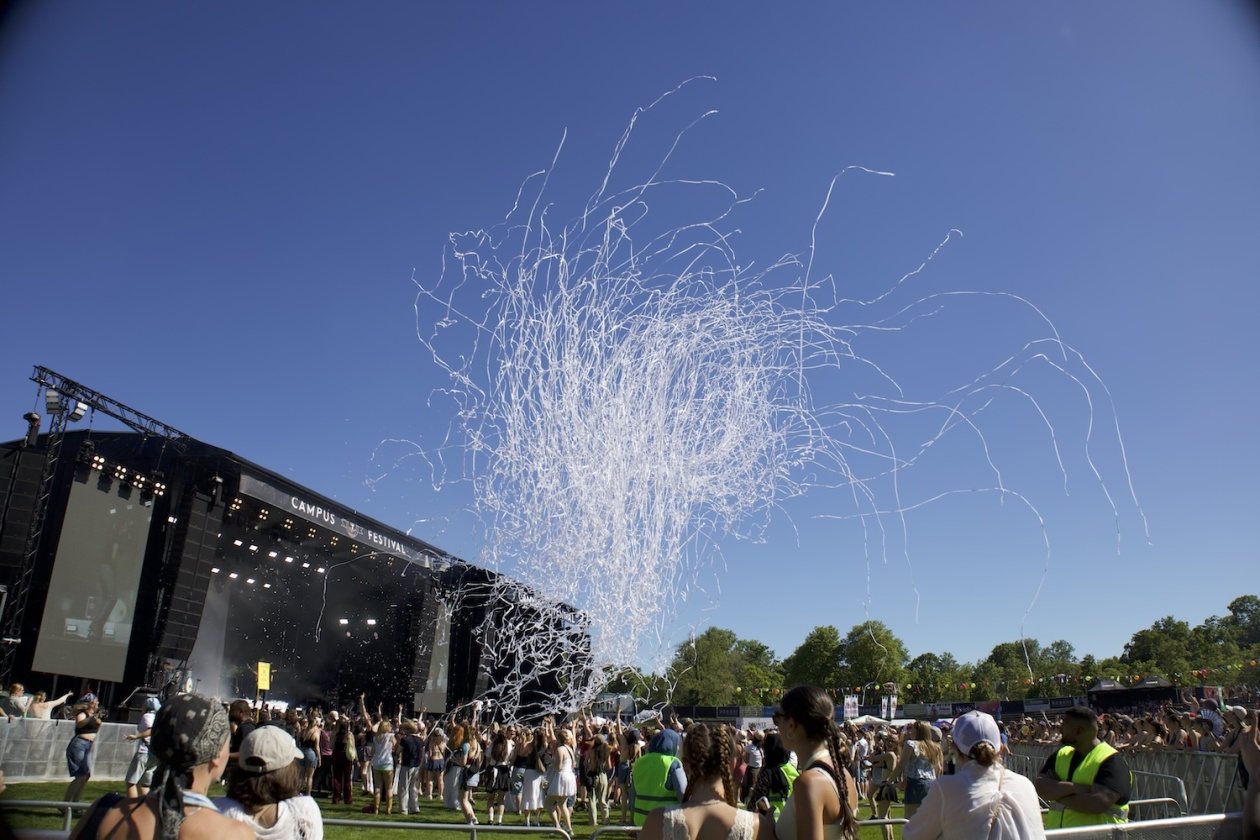 Das zweitägige Festival am Bodensee mit Sean Paul, Blond, Ikkimel, Zartmann, ZsaZsa, Ski Aggu u.a. – Bühne mit Konfetti.