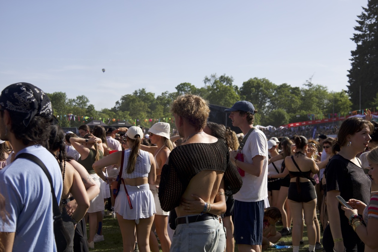 Das zweitägige Festival am Bodensee mit Sean Paul, Blond, Ikkimel, Zartmann, ZsaZsa, Ski Aggu u.a. – Die Crowd vor der Mainstage.