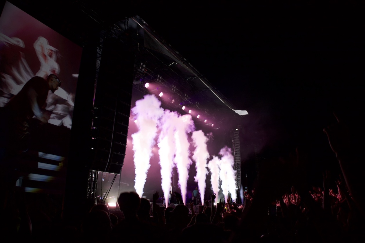 Das zweitägige Festival am Bodensee mit Sean Paul, Blond, Ikkimel, Zartmann, ZsaZsa, Ski Aggu u.a. – Ein erstes Ende mit Nebelfontäne.