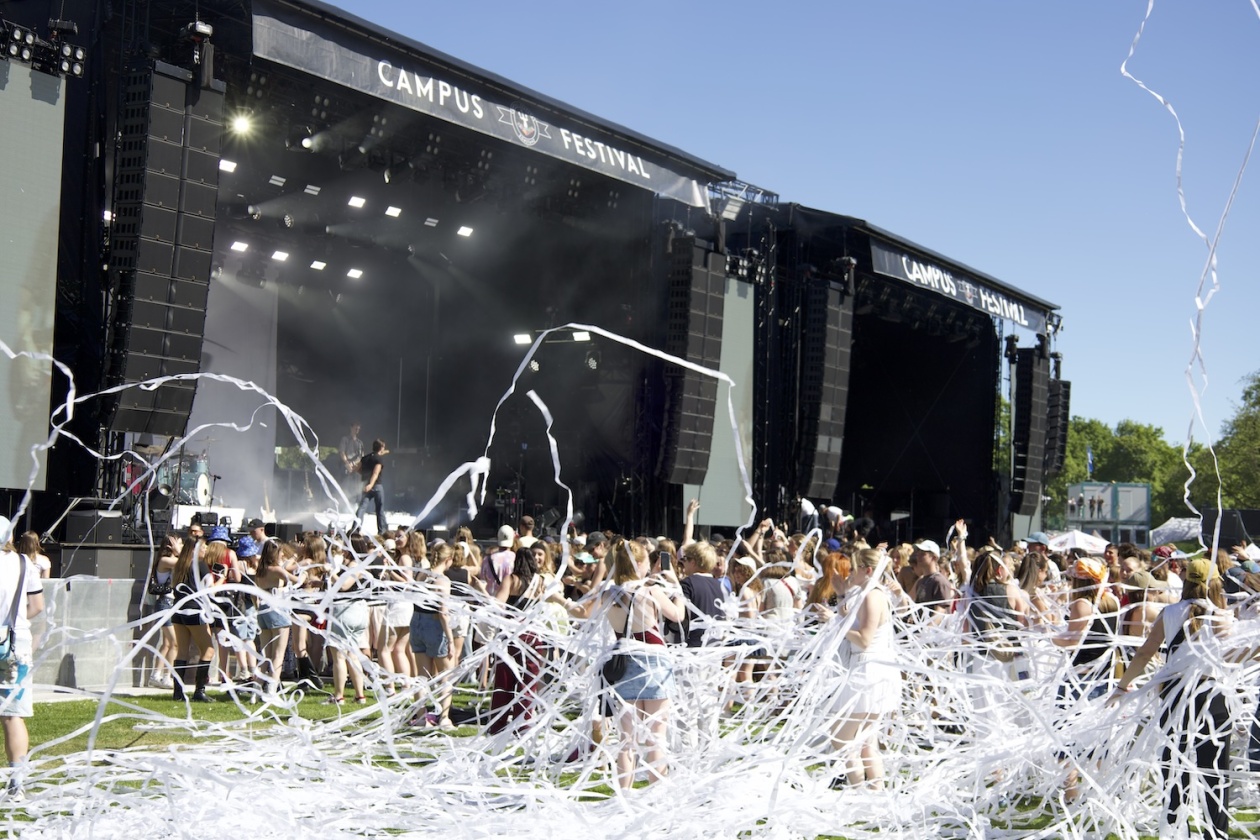 Das zweitägige Festival am Bodensee mit Sean Paul, Blond, Ikkimel, Zartmann, ZsaZsa, Ski Aggu u.a. – Noch mehr Konfetti.