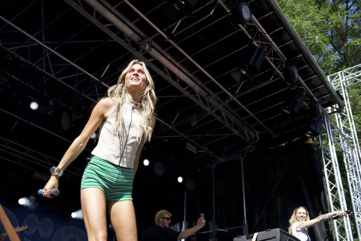 Das zweitägige Festival am Bodensee mit Sean Paul, Blond, Ikkimel, Zartmann, ZsaZsa, Ski Aggu u.a. – Willkomen zu tag zwei: Anaïs.