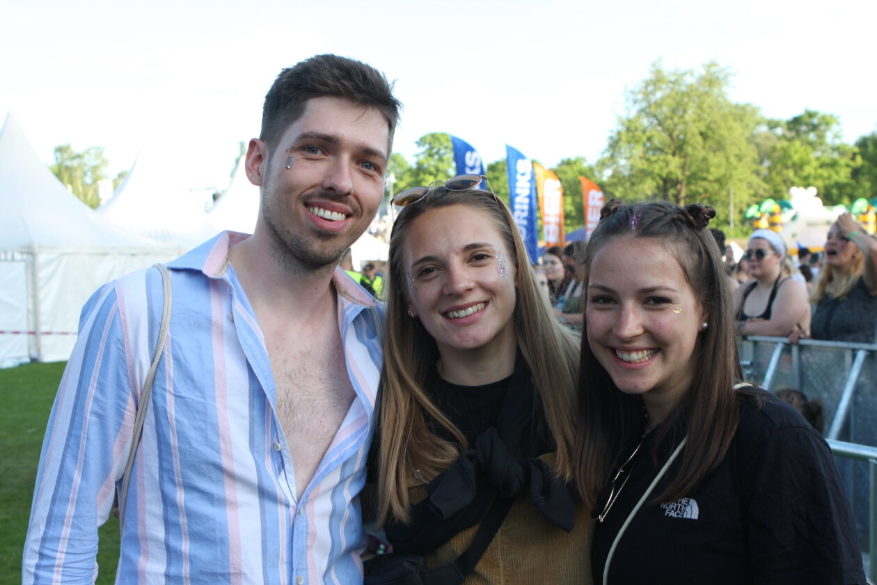 Sommer, Sonne, Party im Bodenseestadion mit Kraftkluv, AnnenMayKantereit, Juju, Provinz, Faber u.a. – Nochmal cheeseee.