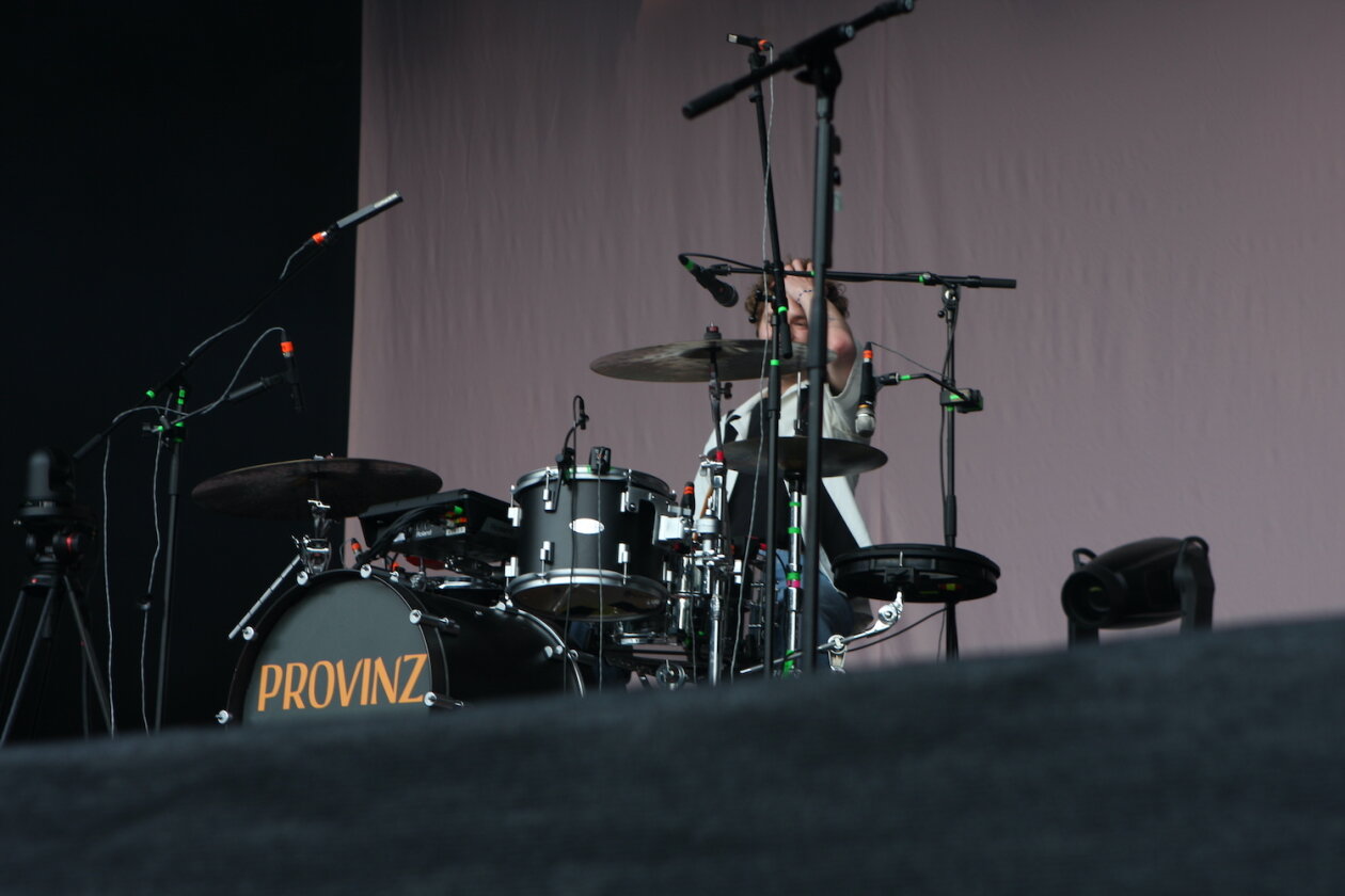 Sommer, Sonne, Party im Bodenseestadion mit Kraftkluv, AnnenMayKantereit, Juju, Provinz, Faber u.a. – Schlagzeuger Leon
