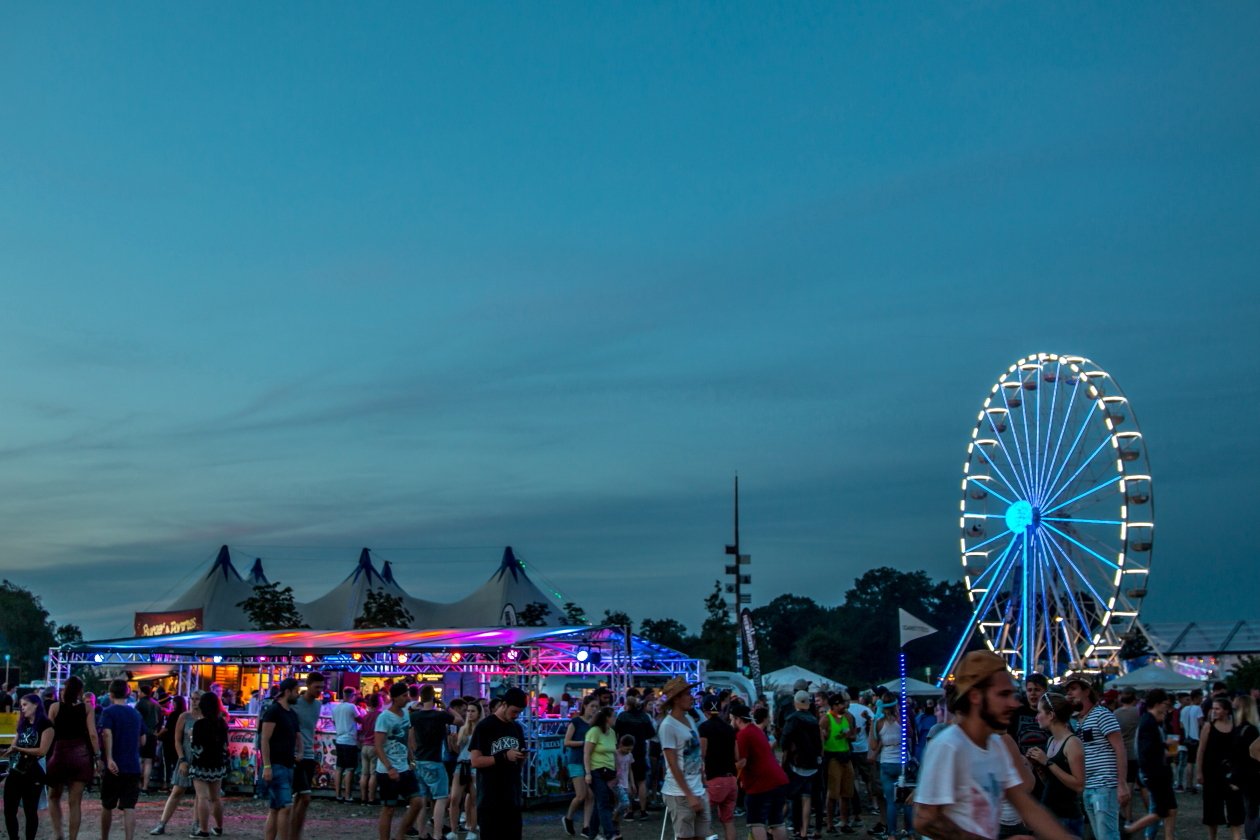 Vier Tage lang Party vor malerischer Bergkulisse mit Billy Talent, Beginner, Casper, The Offspring, Scooter, Biffy Clyro etc. – Der Abend kommt.