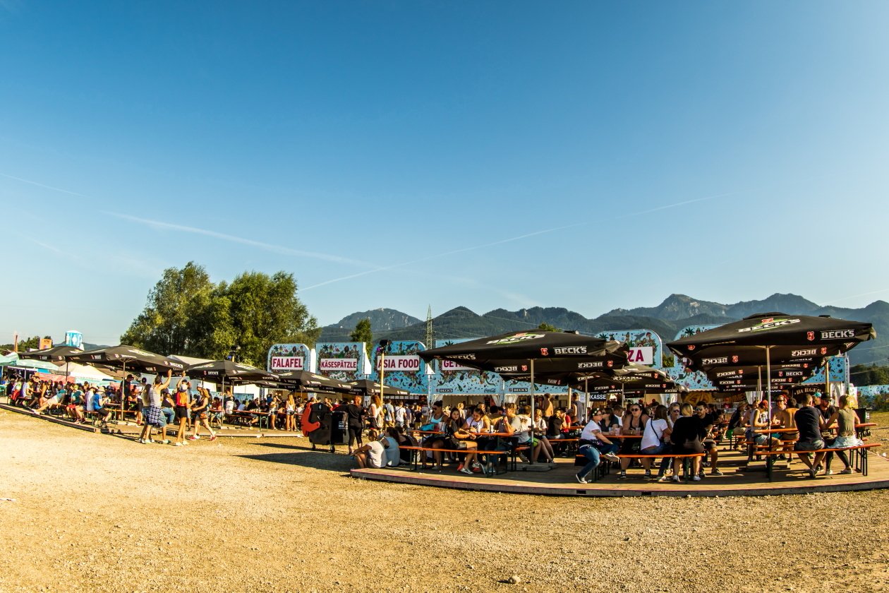 Vier Tage lang Party vor malerischer Bergkulisse mit Billy Talent, Beginner, Casper, The Offspring, Scooter, Biffy Clyro etc. – Alles noch relaxt brim Chiemsee Summer