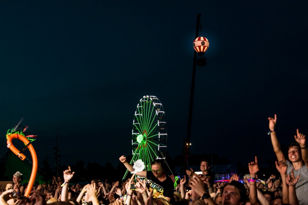 Vier Tage lang Party vor malerischer Bergkulisse mit Billy Talent, Beginner, Casper, The Offspring, Scooter, Biffy Clyro etc. – Chiemsee bei Nacht.