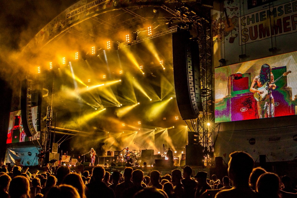 Vier Tage lang Party vor malerischer Bergkulisse mit Billy Talent, Beginner, Casper, The Offspring, Scooter, Biffy Clyro etc. – Biffy Clyro am Donnerstag beim Chiemsee Summer.