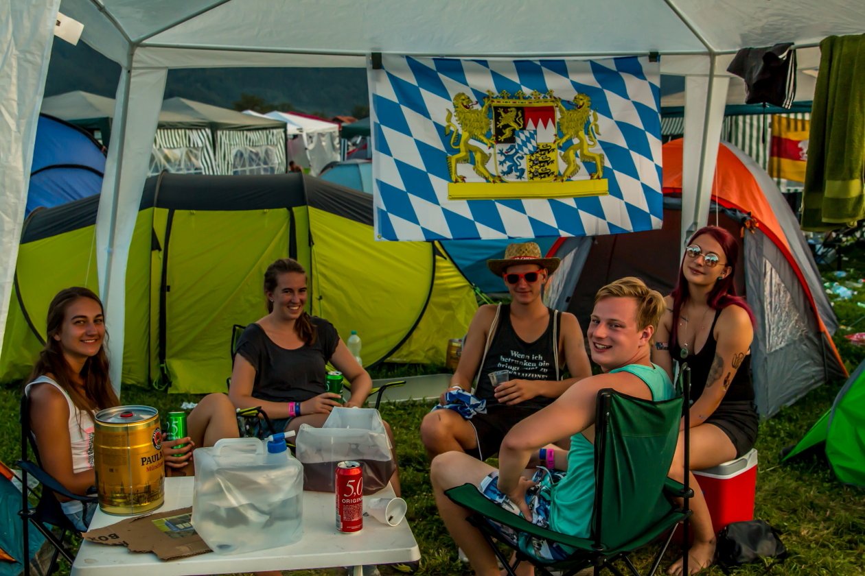Vier Tage lang Party vor malerischer Bergkulisse mit Billy Talent, Beginner, Casper, The Offspring, Scooter, Biffy Clyro etc. – Donnerstagmorgen - erst mal was trinken!
