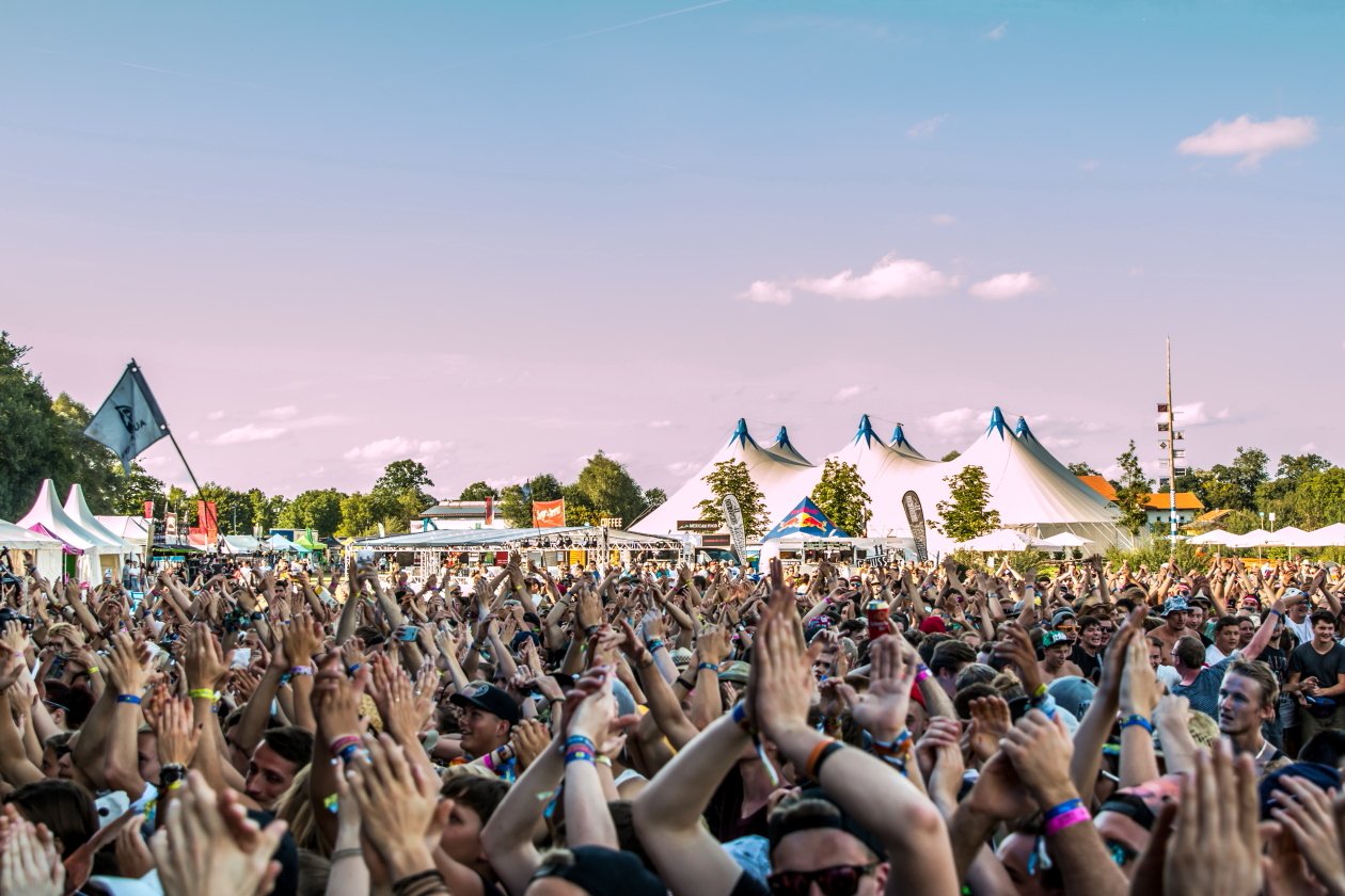 Vier Tage lang Party vor malerischer Bergkulisse mit Billy Talent, Beginner, Casper, The Offspring, Scooter, Biffy Clyro etc. – Endlich wieder Chiemsee Summer!
