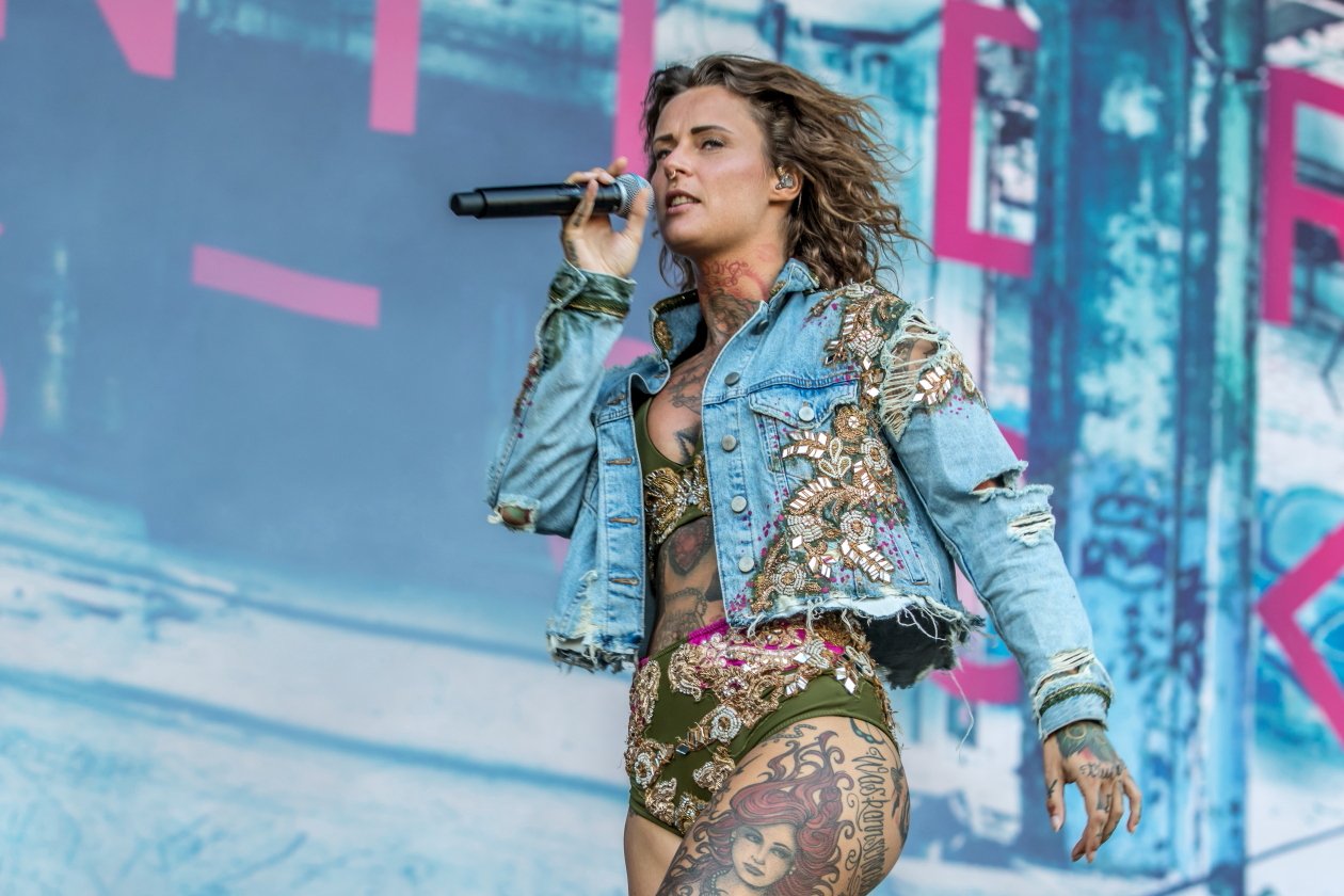 Vier Tage lang Party vor malerischer Bergkulisse mit Billy Talent, Beginner, Casper, The Offspring, Scooter, Biffy Clyro etc. – Jennifer Rostock.